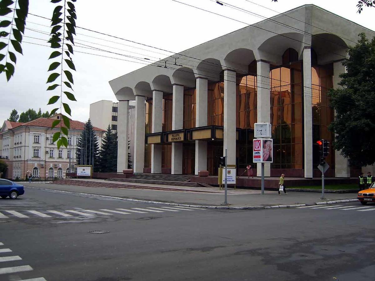 2 Bedrooms Heart Of City Center Chişinău Esterno foto